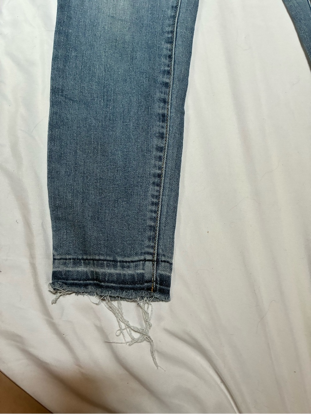 Old Navy Women’s High Rise Distressed Blue Jeans Size 6 - Picture 4 of 10